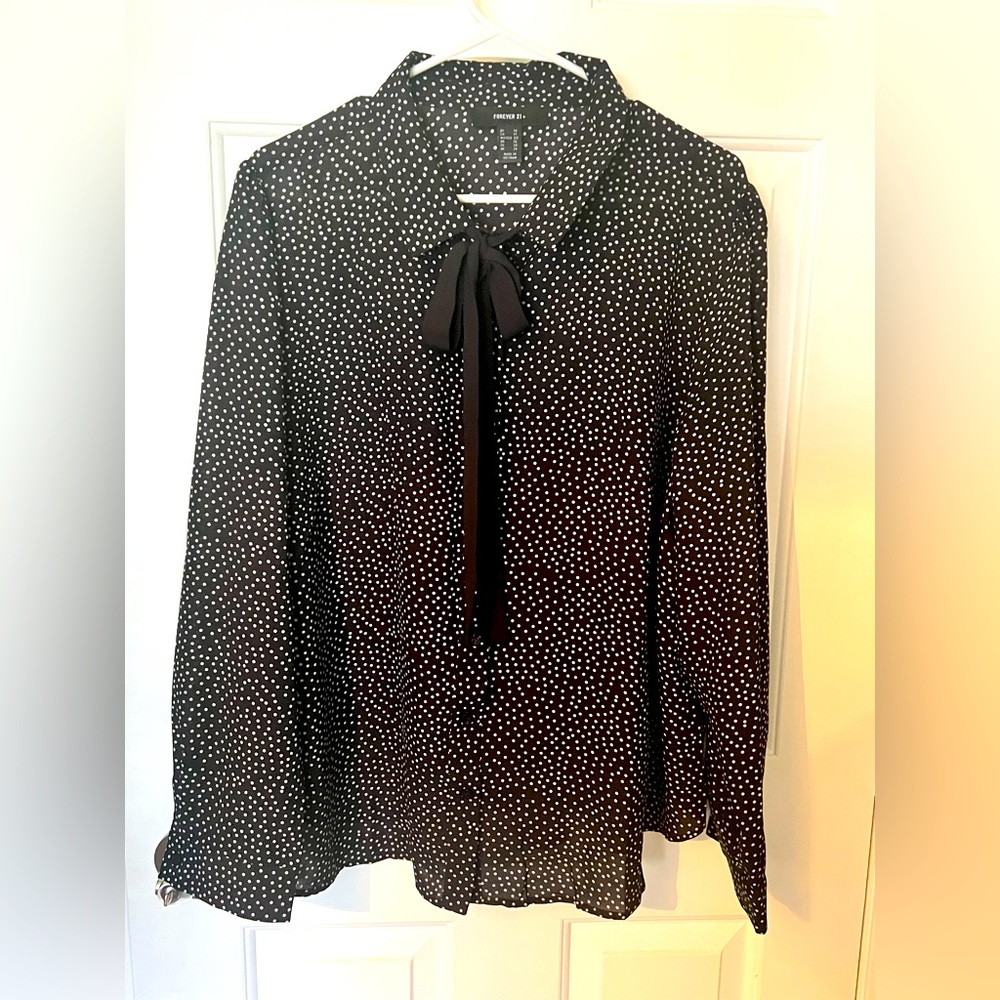 Forever 21 Plus Size 3X Buttoned Polka-Dot Top with removable front tie.